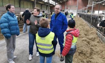 Landbouwer geeft uitleg aan kinderen