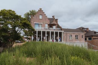 Gebouw met links ervoor een boom