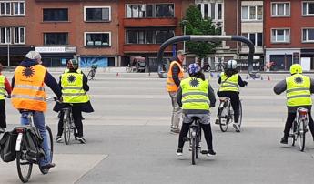 Mensen op de fiets met fluohesje