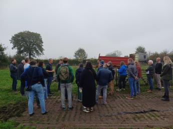 mensen luisteren naar toelichting