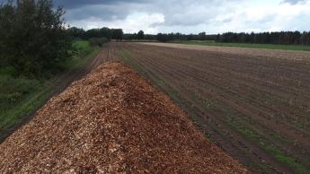 Houtsnippers op een veld