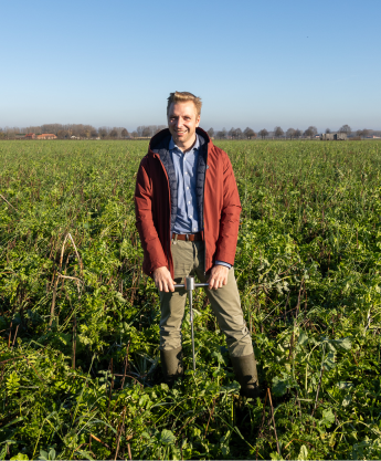 Joeri Dewelde op een perceel met groenbedekkers