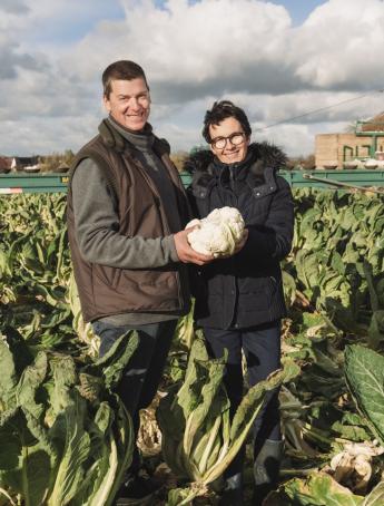 Pieter De Bevere met zijn vrouw op een perceel met bloemkolen