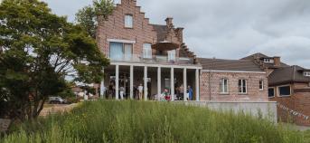 Gebouw met links ervoor een boom