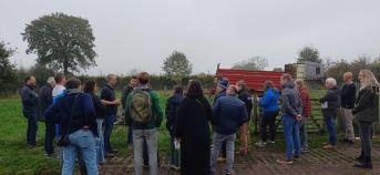 groep landbouwers luistert naar toelichting