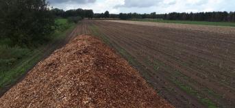 Houtsnippers op een veld