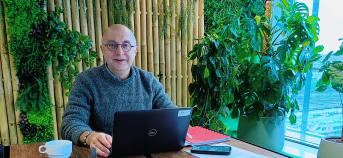 Pierre-Bernard Van Acker achter een laptop aan een tafel